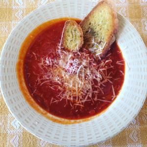 Zuppa di cipolle e pomodori