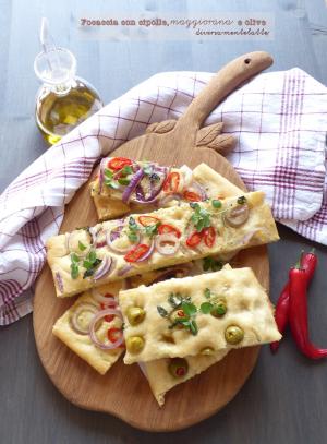Focaccia con cipolle, olive e maggiorana