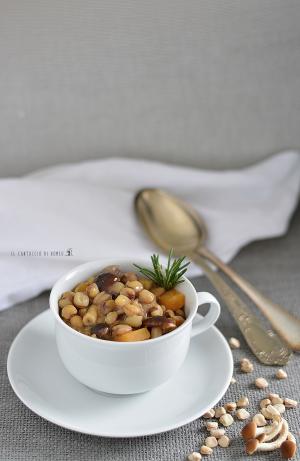 Zuppa affumicata di cicerchie con patate dolci e funghi