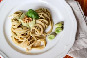 Spaghetti integrali con vellutata di fave fresche e basilico