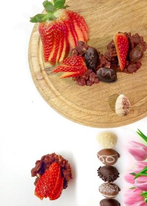 Nidi di cioccolato con ovetti e frutta fresca