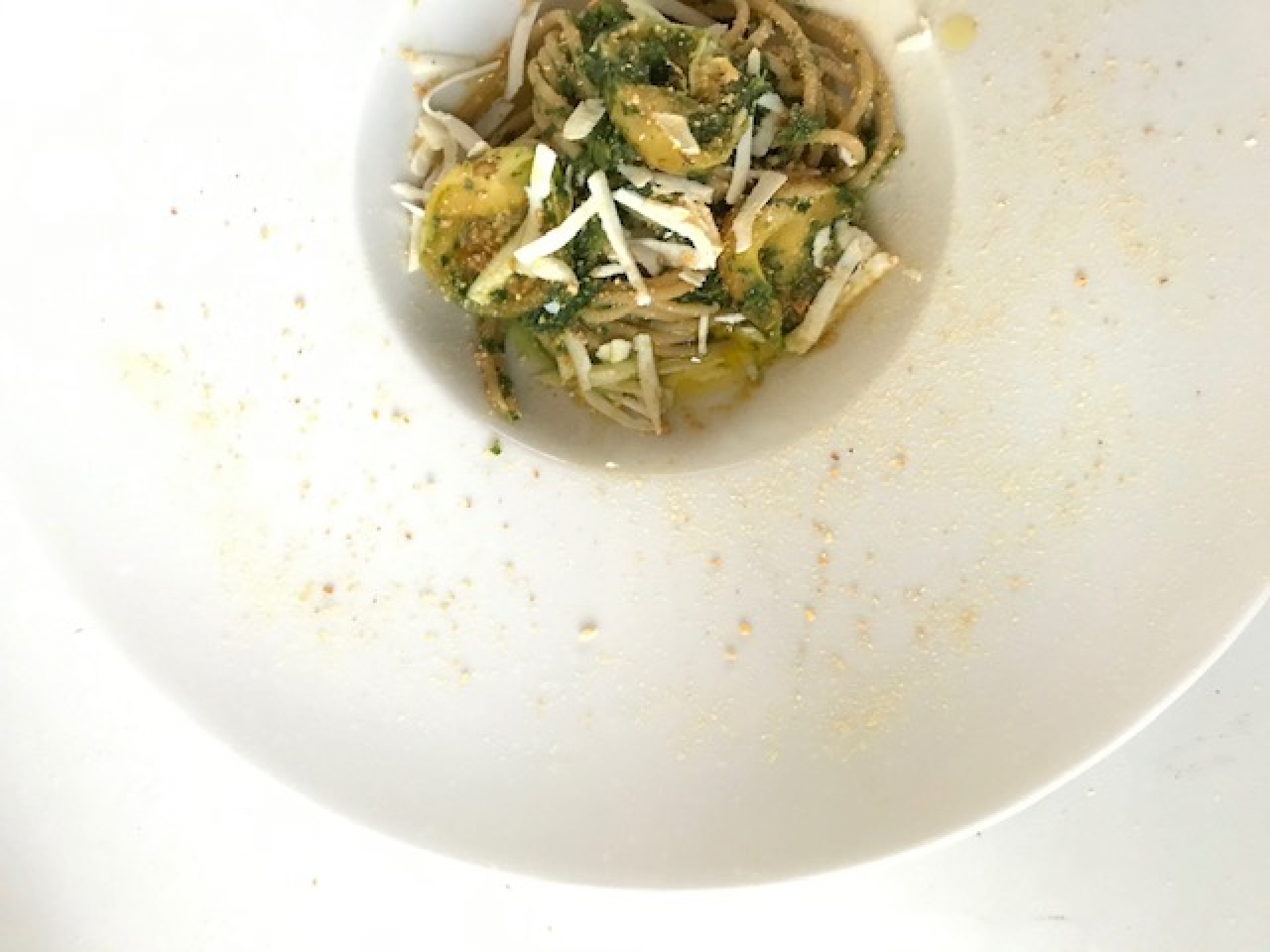 Spaghettone integrale con crema di rapastrelli, cacioricotta e pomodoro giallo