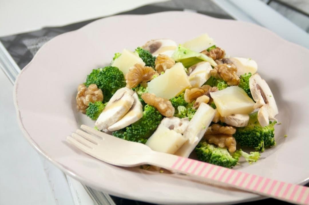 Insalata di champignon crudi, broccolo e noci