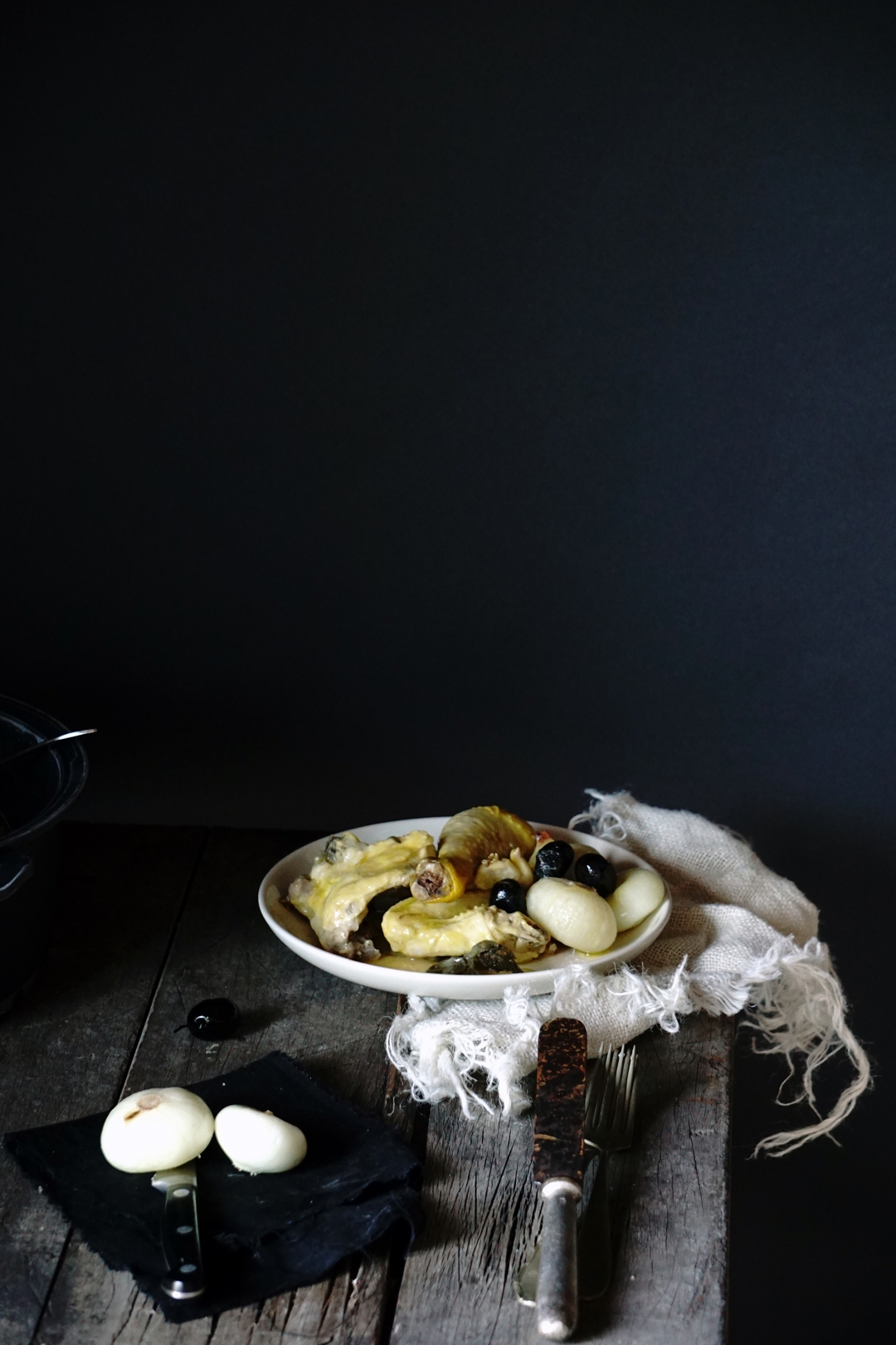 Pollo al limone, cipolle e olive nere